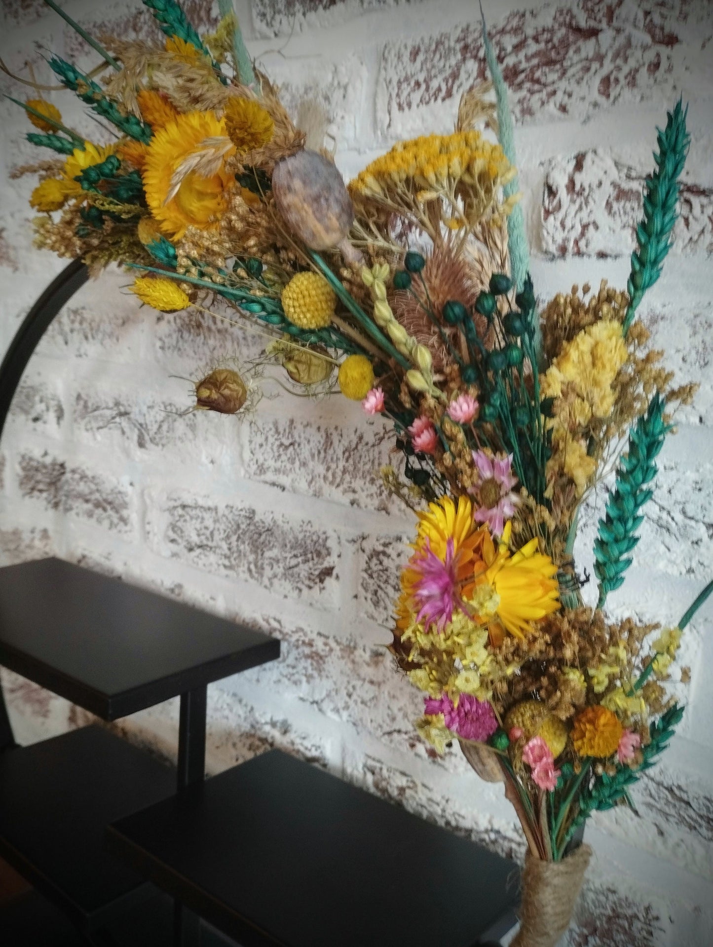 Decoratieve ronde staander met droogbloemen