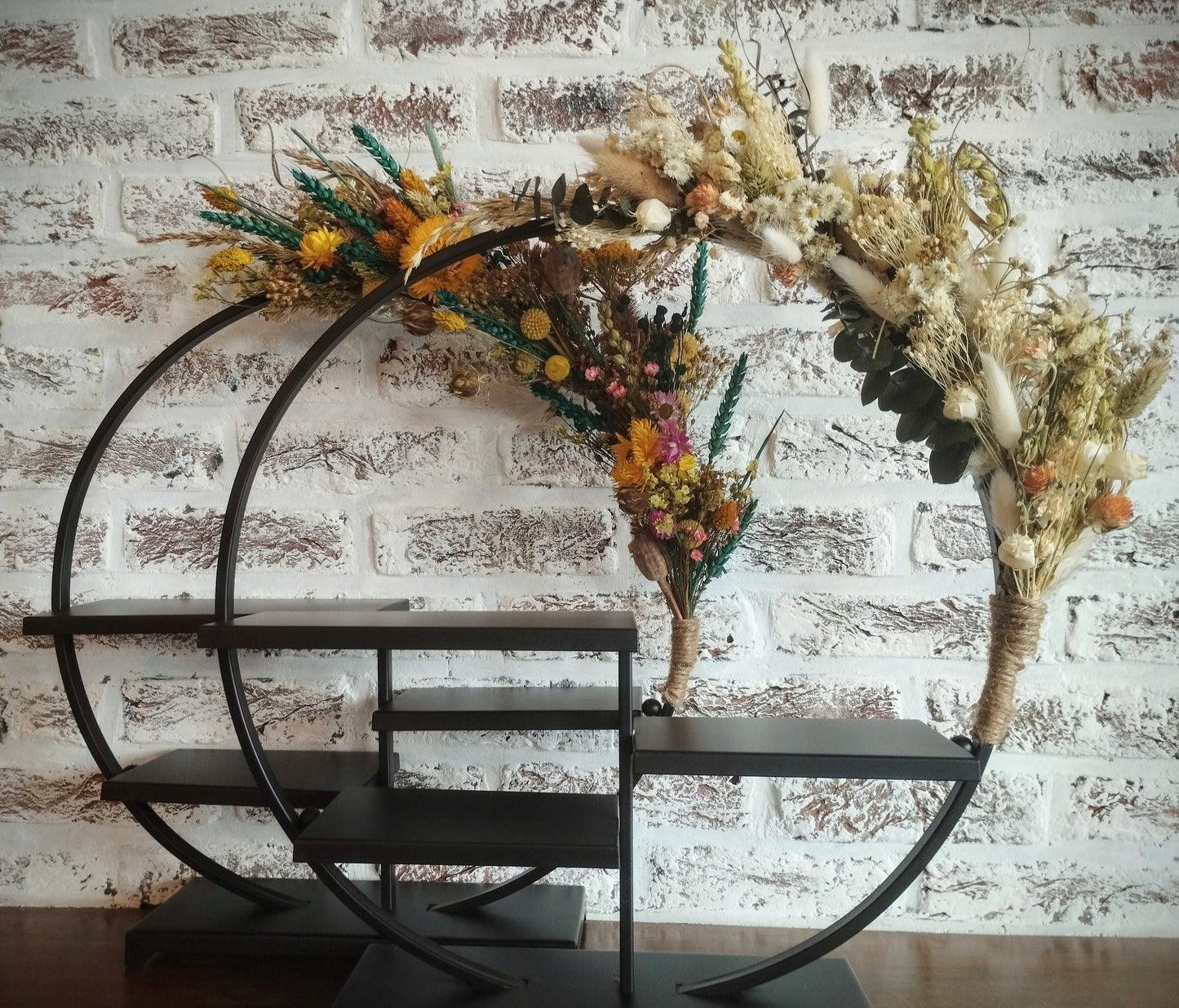 Decoratieve ronde staander met droogbloemen