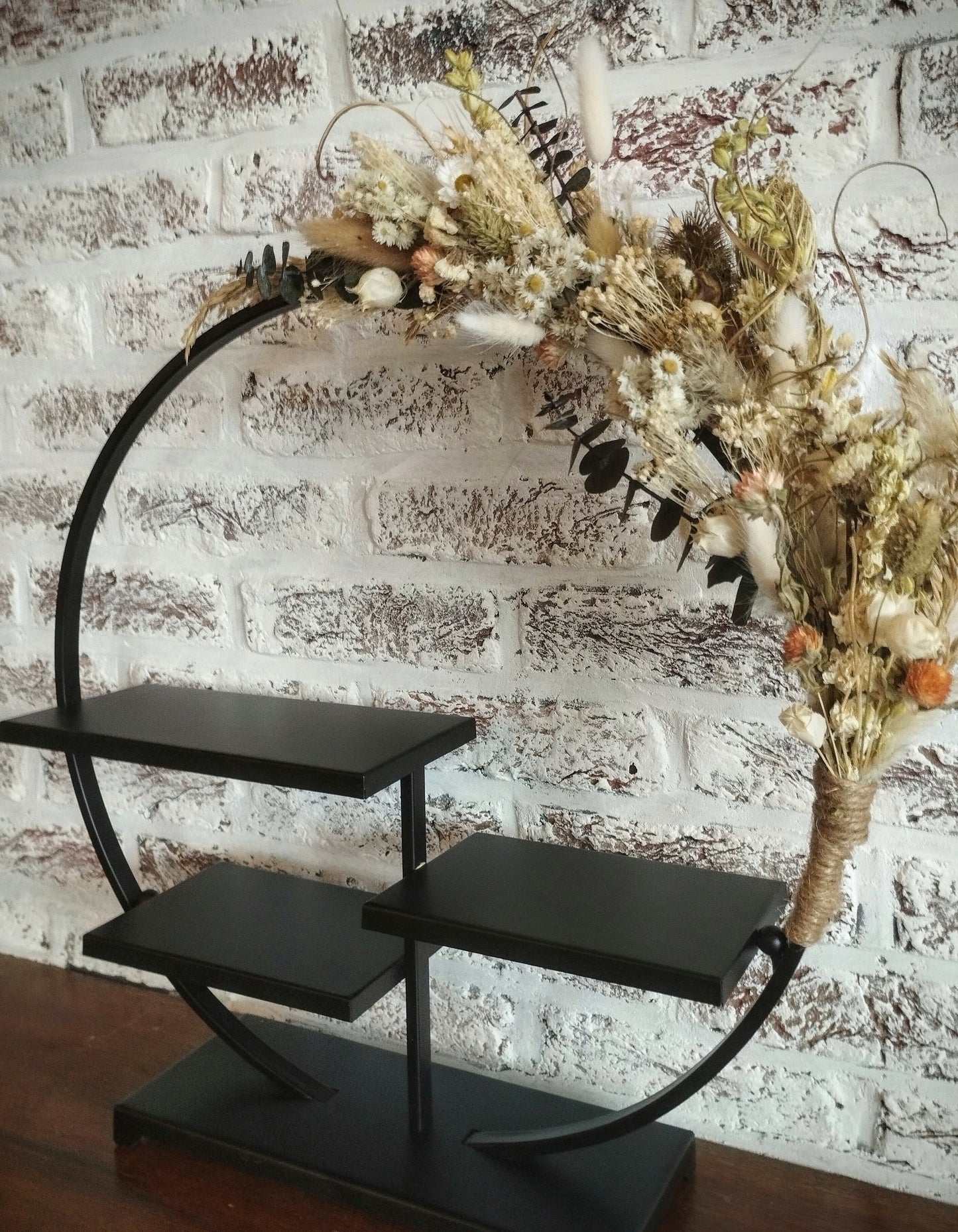 Decoratieve ronde staander met droogbloemen