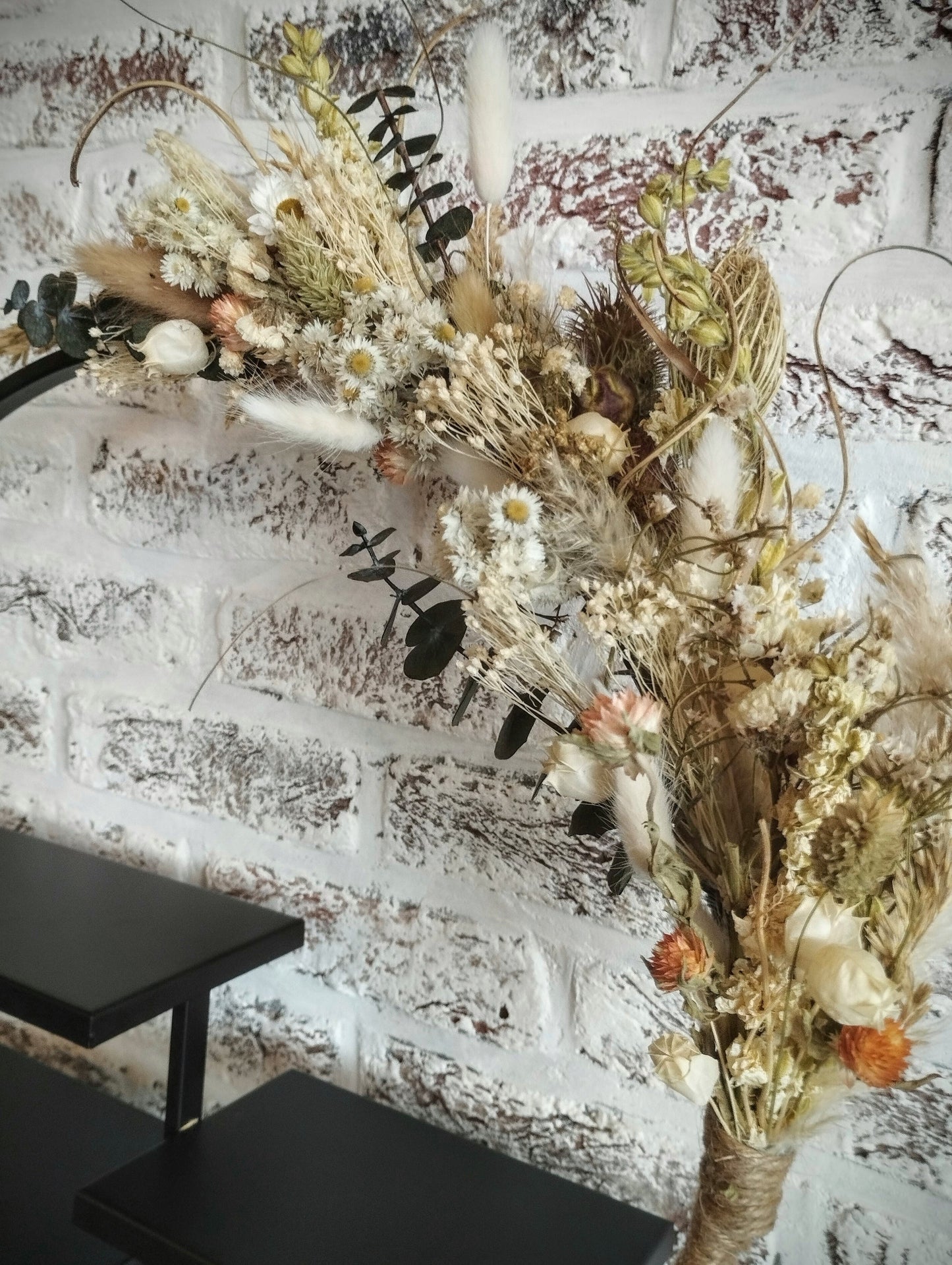 Decoratieve ronde staander met droogbloemen