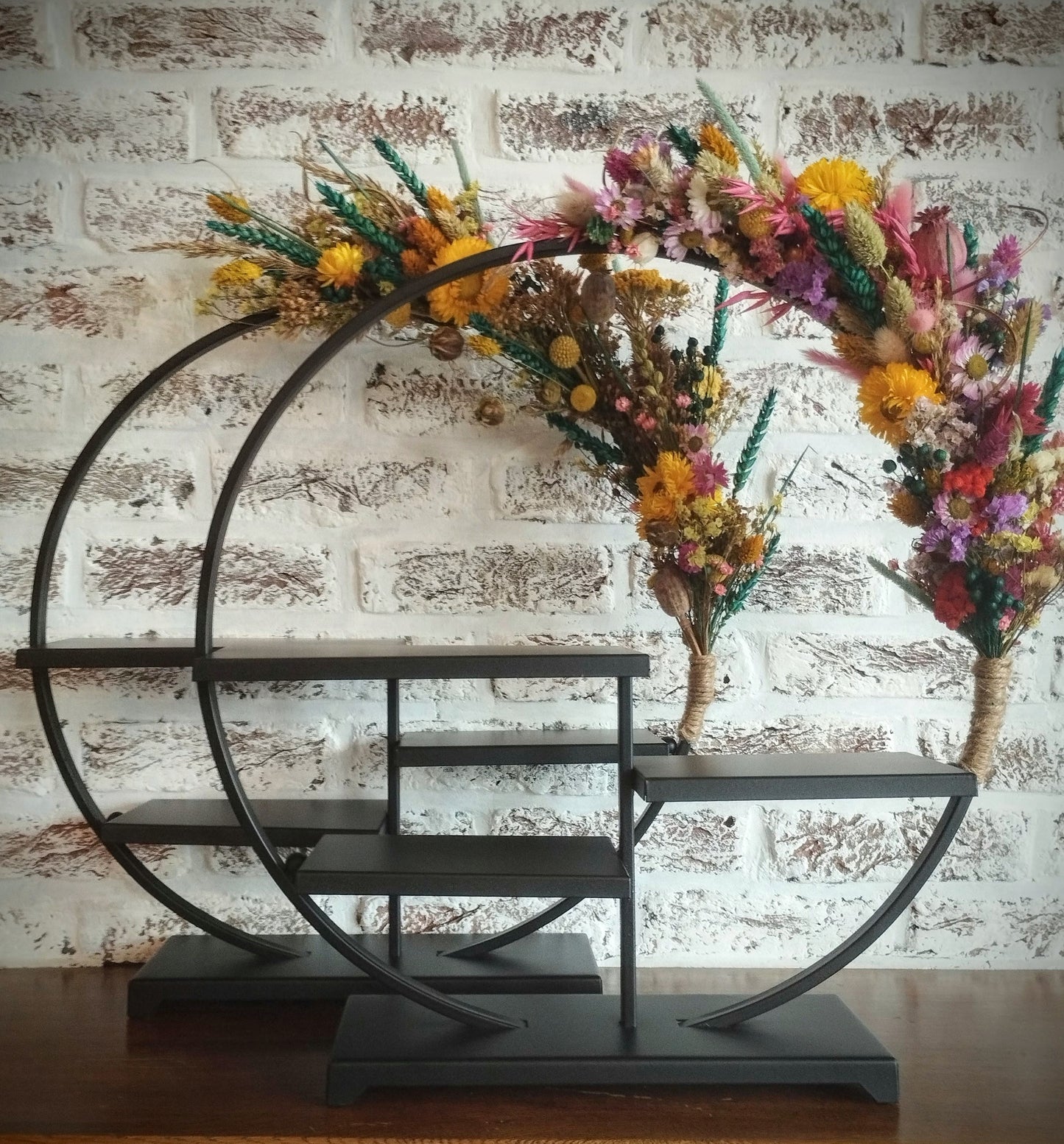 Decoratieve ronde staander met droogbloemen