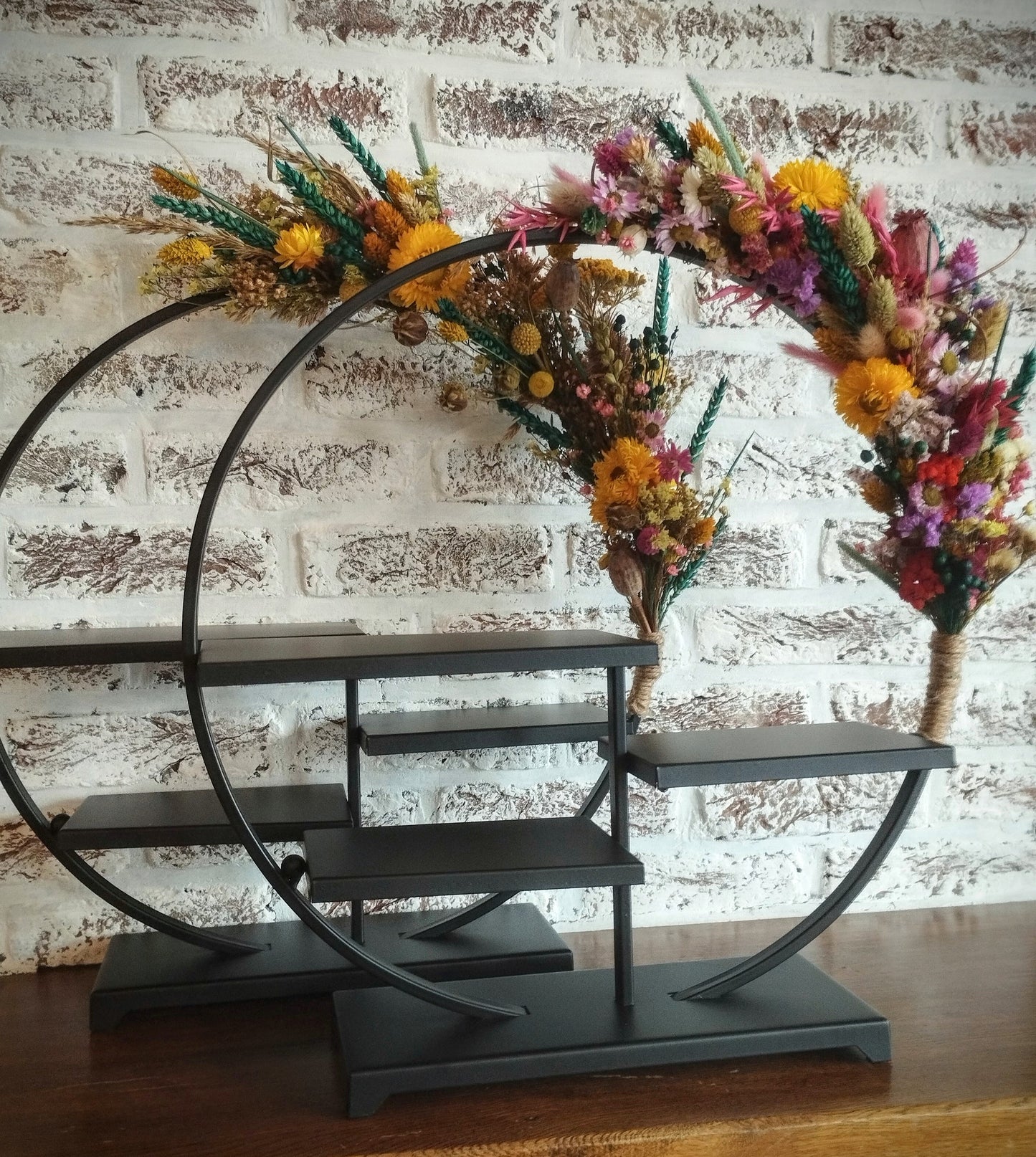 Decoratieve ronde staander met droogbloemen