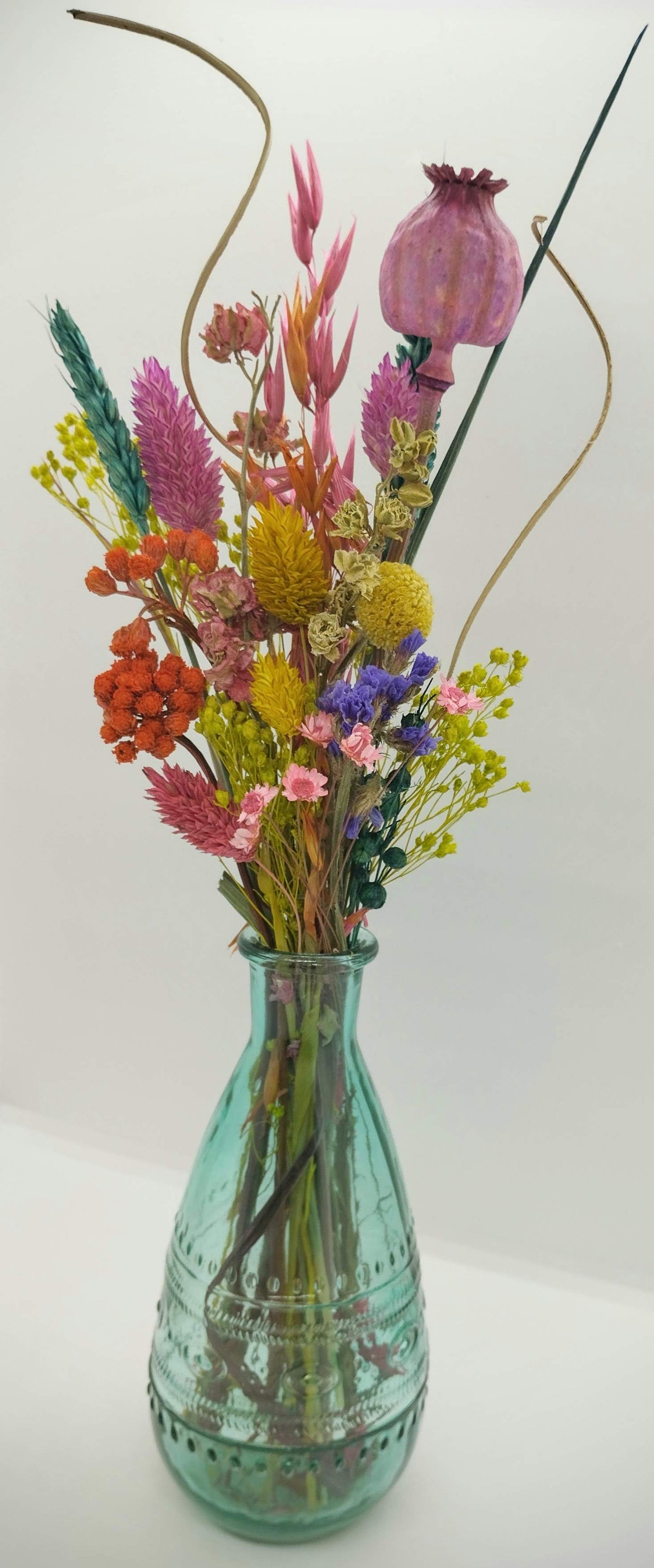 Droogbloemen in kleurrijk vaasje