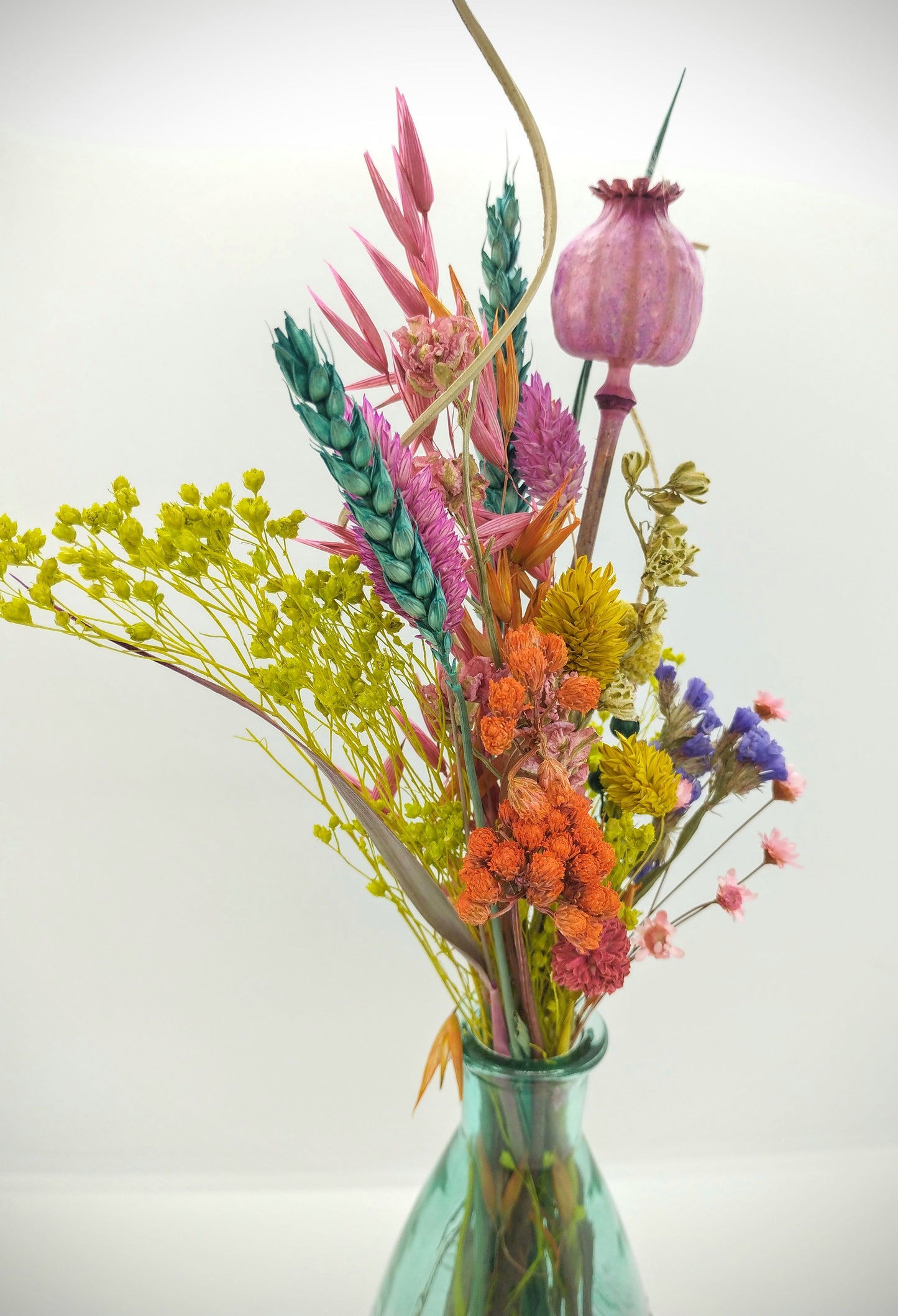 Droogbloemen in kleurrijk vaasje